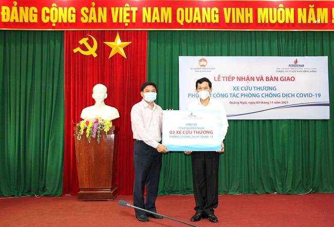 Tập đoàn Dầu khí Việt Nam tặng 02 xe cứu thương phục vụ phòng, chống dịch Covid-19