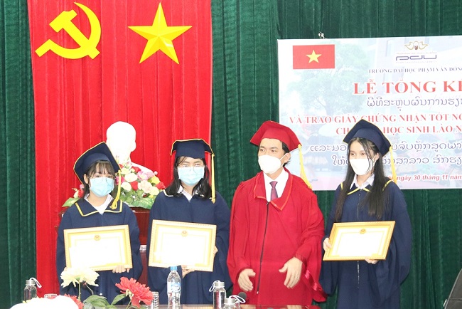 Trao chứng nhận tốt nghiệp tiếng Việt cho 21 lưu học sinh Lào