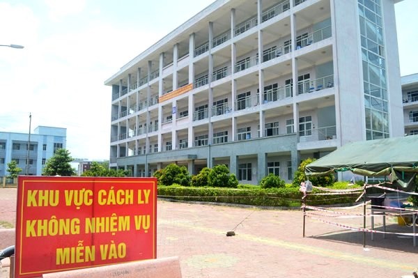 Bệnh viện Dã chiến Điều trị bệnh nhân Covid-19 cơ sở 3 chuyển đến Ký túc xá Trường Đại học Phạm Văn Đồng
