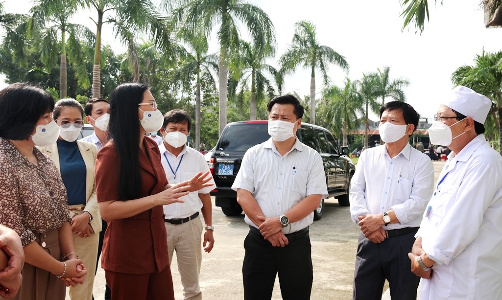 Bí thư Tỉnh ủy Bùi Thị Quỳnh Vân thăm, tặng quà cho cơ sở 5 Bệnh viện điều trị bệnh nhân Covid-19