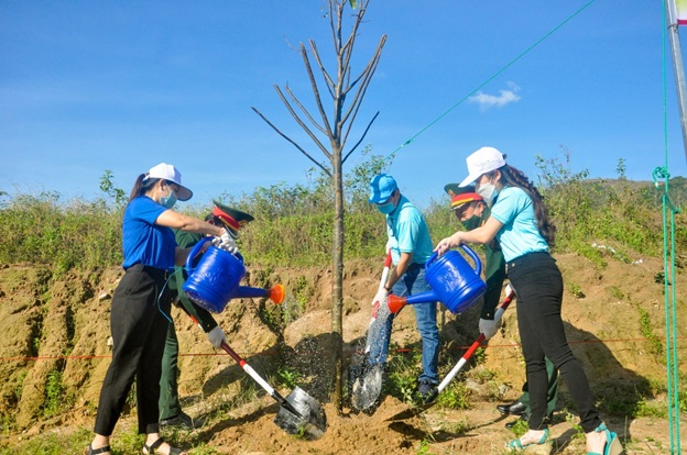 Agribank Chi nhánh tỉnh Quảng Ngãi trao tặng cây xanh cho Trung Đoàn bộ binh 887
