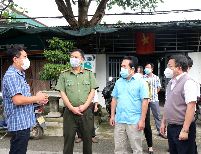Phó Chủ tịch UBND tỉnh Võ Phiên kiểm tra công tác phòng, chống dịch tại Khu Công nghiệp Quảng Phú