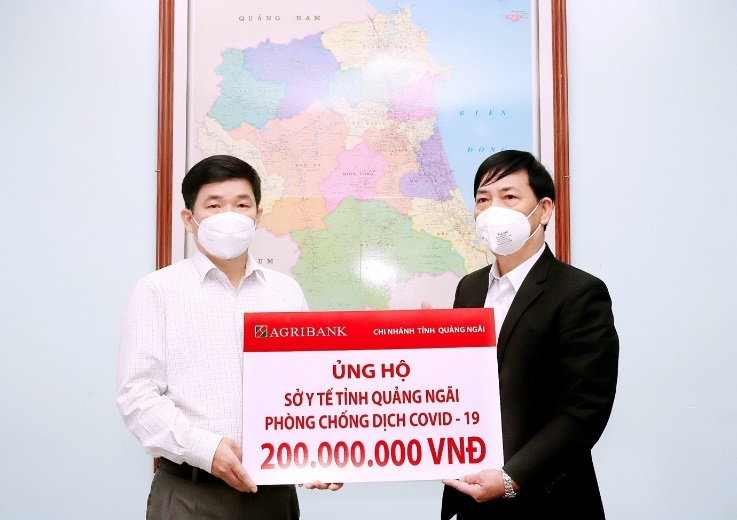 Agribank Chi nhánh tỉnh Quảng Ngãi đã trao 300 triệu đồng ủng hộ các cơ quan tuyến đầu chống dịch