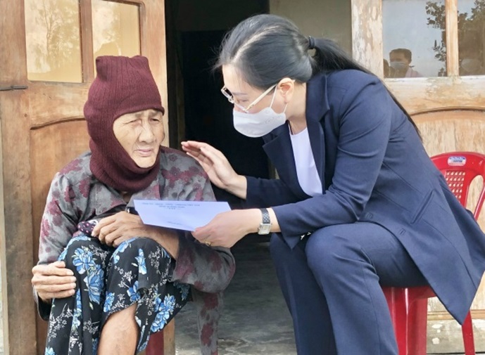 Bí thư Tỉnh ủy Bùi Thị Quỳnh Vân thăm, chúc Tết gia đình chính sách và hộ nghèo