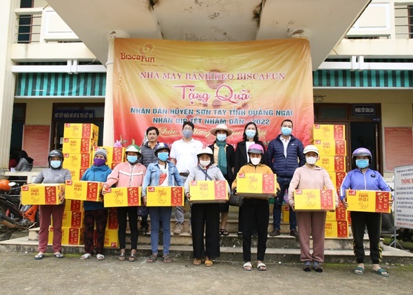 Nhà máy Bánh kẹo Biscafun tặng 150 suất quà cho hộ nghèo huyện Sơn Tây
