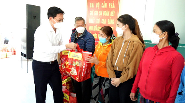 Vietcombank Quảng Ngãi tặng quà Tết cho đồng bào nghèo
