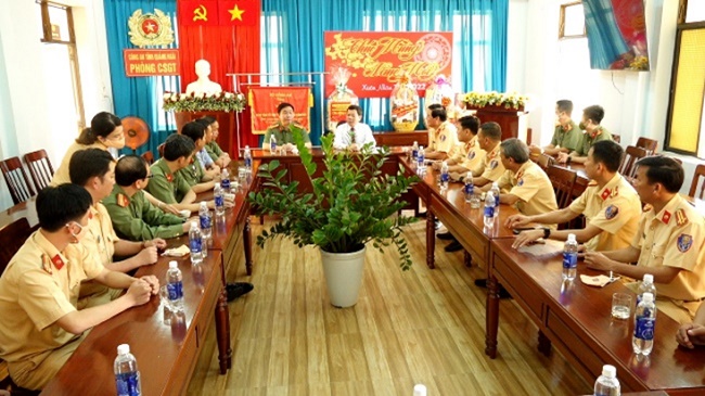 Chủ tịch UBND tỉnh Đặng Văn Minh thăm, chúc Tết các đơn vị lực lượng Công an làm việc trong dịp Tết