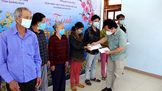 Phó Chủ tịch UBND tỉnh Võ Phiên dự trao quà Tết cho người nghèo huyện Mộ Đức và Nghĩa Hành