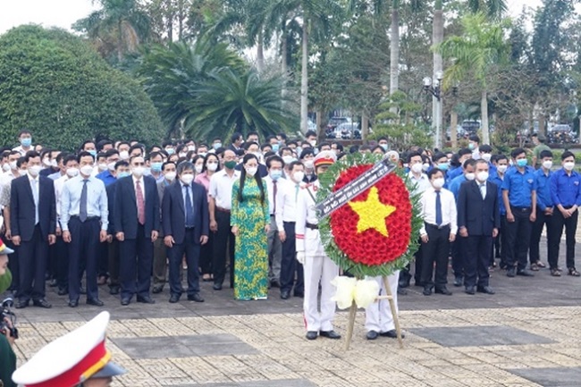 Lãnh đạo tỉnh viếng Nghĩa trang liệt sĩ nhân dịp Tết Nguyên đán