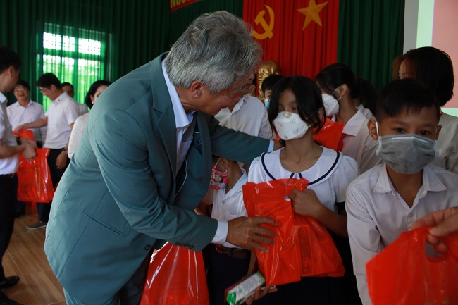 Đồng chí Hồ Nghĩa Dũng thăm và tặng quà Trung tâm nuôi dạy trẻ khuyết tật Võ Hồng Sơn