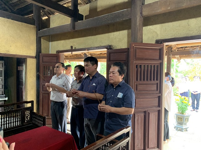 Các đồng chí lãnh đạo tỉnh dâng hương tưởng niệm Cụ Huỳnh Thúc Kháng