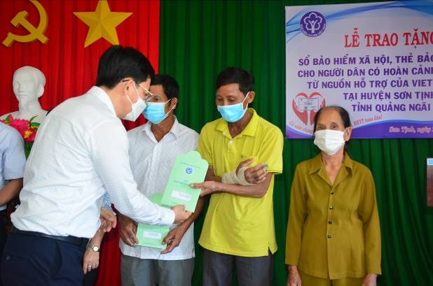 Trao tặng 15 sổ Bảo hiểm xã hội cho người dân có hoàn cảnh khó khăn ở huyện Sơn Tịnh