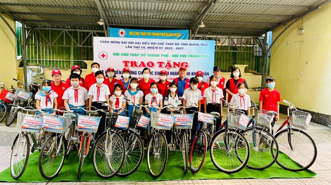 Hội Chữ thập đỏ và đội tình nguyện viên thành phố Quảng Ngãi tặng xe đạp cho học sinh nghèo