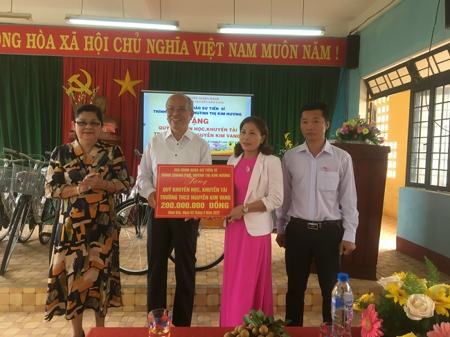 Gia đình GS.TS Trình Quang Phú, Huỳnh Thị Kim Hương thăm, tặng quà tại Trường THCS Nguyễn Kim Vang
