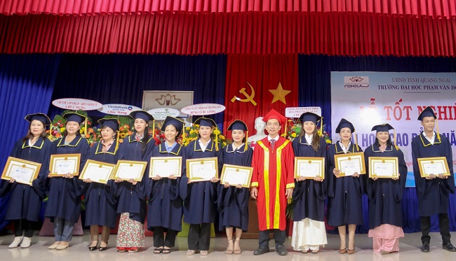 Trường Đại học Phạm Văn Đồng trao bằng tốt nghiệp đại học, cao đẳng cho sinh viên