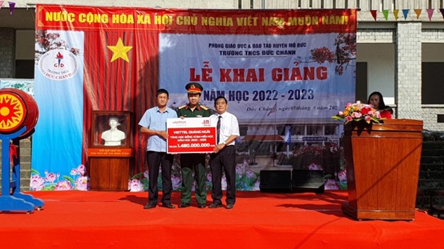 Viettel Quảng Ngãi trao tặng gần 1,5 tỷ đồng cho quỹ học bổng Vì em hiếu học năm học 2022 – 2023