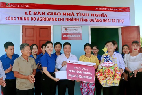 Đoàn thanh niên Agribank Chi nhánh Quảng Ngãi trao nhà nhân ái cho hộ chị Phạm Thị Thanh Thủy