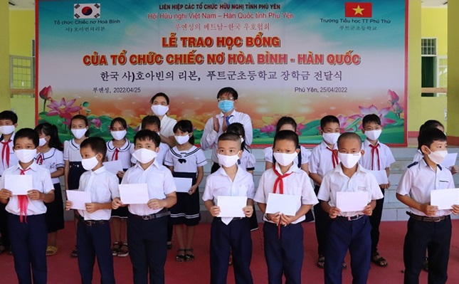 Tiếp nhận dự án Quỹ Hòa bình Hàn - Việt trao học bổng cho học sinh ở xã Bình Hòa