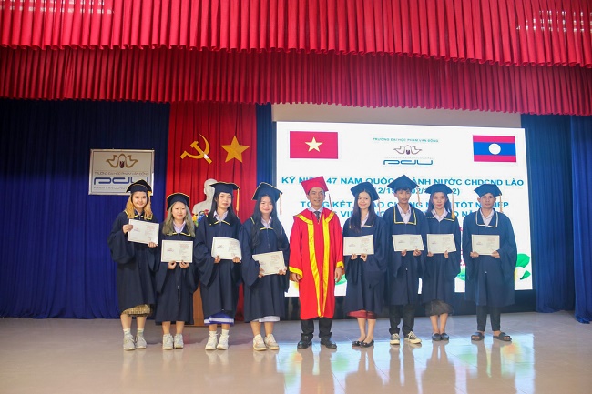 Trao chứng nhận tốt nghiệp tiếng Việt cho sinh viên Lào năm 2022