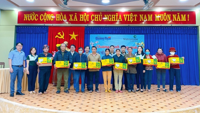 Báo Quảng Ngãi phối hợp với Vietcombank Quảng Ngãi trao quà Tết cho hộ có hoàn cảnh khó khăn tại xã Hành Thịnh