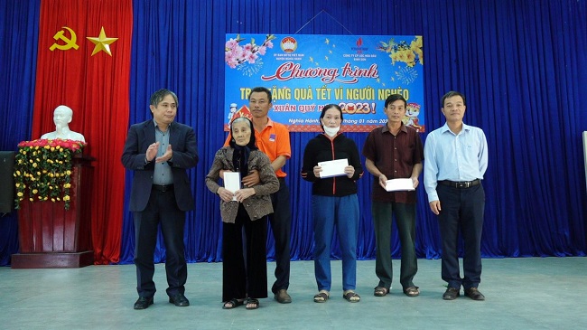 Trao 525 suất quà Tết cho người có công và hộ nghèo huyện Nghĩa Hành