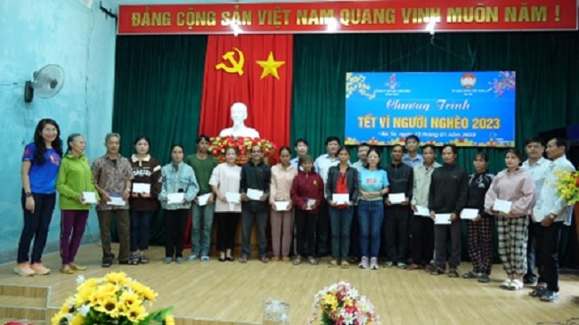 Công đoàn Công ty Cổ phần Lọc hóa dầu Bình Sơn trao quà Tết cho người nghèo huyện Ba Tơ