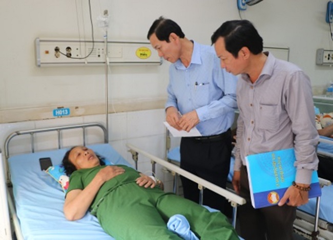Trưởng Ban Dân vận Tỉnh ủy, Chủ tịch UBMTTQ Việt Nam tỉnh Võ Thanh An thăm hỏi các nạn nhân bị tai nạn giao thông