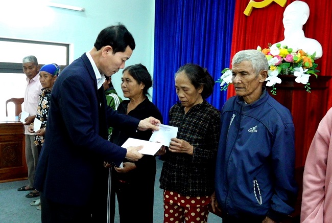 UBMTTQ Việt Nam tỉnh trao tặng 100 suất quà cho người nghèo huyện Ba Tơ