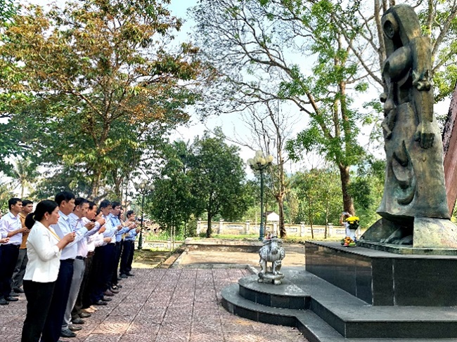 Dâng hương tưởng niệm nạn nhân vụ thảm sát Khánh Giang - Trường Lệ