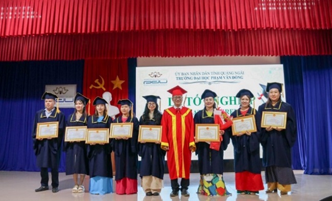 Trường Đại học Phạm Văn Đồng trao bằng tốt nghiệp đại học, cao đẳng cho 119 sinh viên