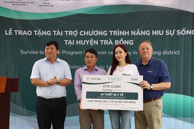 Trao Thiết bị y tế trị giá trên 400 triệu đồng cho Trung tâm Y tế huyện Trà Bồng