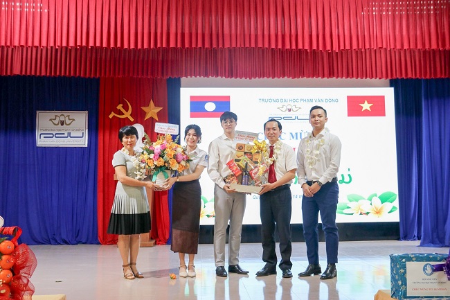 Trường Đại học Phạm Văn Đồng mừng Tết cổ truyền Bunpimay cho sinh viên Lào