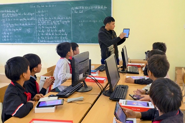 Mua sắm thiết bị máy tính bảng cấp cho học sinh thuộc Chương trình “Sóng và máy tính cho em”