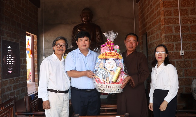 Thăm, chúc mừng nhân Đại lễ Phật Đản