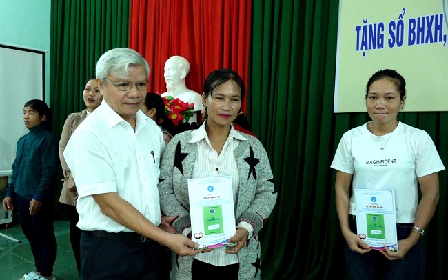 Quảng Ngãi: Trao tặng hơn 7.000 thẻ BHYT, sổ BHXH, cho người dân có hoàn cảnh khó khăn