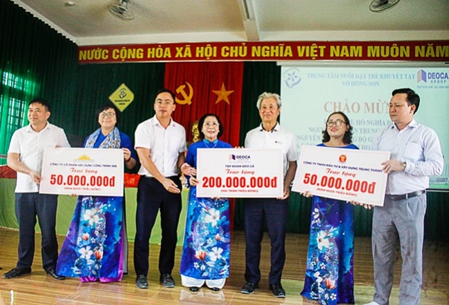 Nguyên Bộ trưởng Bộ GTVT Hồ Nghĩa Dũng cùng lãnh đạo UBND tỉnh thăm, tặng quà Tết Trung tâm Nuôi dạy trẻ khuyết tật Võ Hồng Sơn
