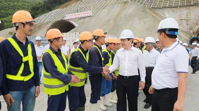 Chủ tịch UBND tỉnh Đặng Văn Minh thăm, chúc Tết kỹ sư, công nhân đang thi công dự án cao tốc Bắc- Nam đoạn qua tỉnh Quảng Ngãi
