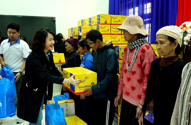 Vietinbank Quảng Ngãi tặng 300 suất quà “đỏ lửa ngày Tết” cho người nghèo huyện Ba Tơ