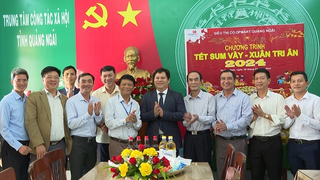 Phó Chủ tịch UBND tỉnh Trần Phước Hiền thăm, chúc Tết Trung tâm Công tác xã hội tỉnh và một số đơn vị