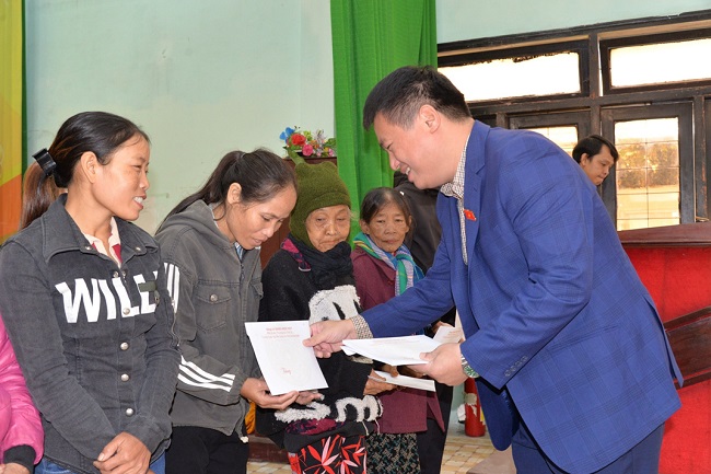 Phó Bí thư Thường trực Tỉnh ủy, Trưởng Đoàn ĐBQH tỉnh Đặng Ngọc Huy tặng quà Tết cho hộ nghèo
