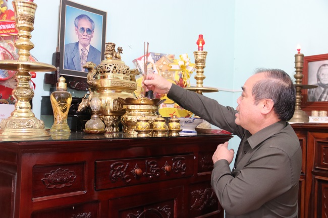 Phó Chủ tịch Thường trực UBND tỉnh Trần Hoàng Tuấn viếng hương các đồng chí nguyên lãnh đạo tỉnh