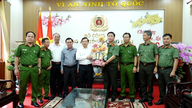 Chủ tịch UBND tỉnh Đặng Văn Minh thăm các cơ quan, đơn vị làm việc trong dịp Tết