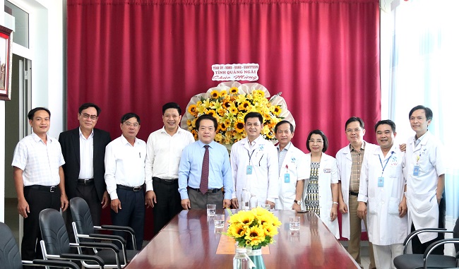 Phó Chủ tịch UBND tỉnh Võ Phiên thăm, chúc mừng các cơ sở y tế nhân Ngày Thầy thuốc Việt Nam