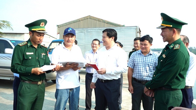 Phó Chủ tịch UBND tỉnh Trần Phước Hiền kiểm tra công tác chống khai thác IUU tại thị xã Đức Phổ