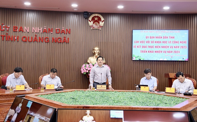 Phó Chủ tịch UBND tỉnh Trần Phước Hiền làm việc với Sở Khoa học và Công nghệ.