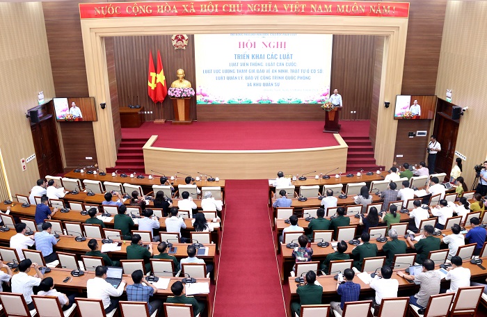 Phó Chủ tịch Thường trực UBND tỉnh Trần Hoàng Tuấn dự Hội nghị triển khai các văn bản luật