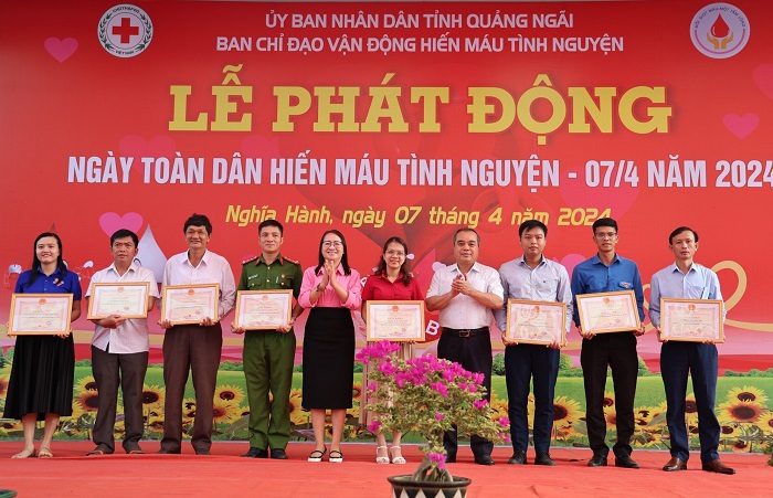 Phó Chủ tịch Thường trực UBND tỉnh Trần Hoàng Tuấn dự lễ phát động Ngày toàn dân hiến máu tình nguyện