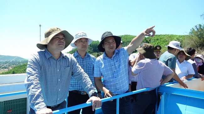 Phó Chủ tịch UBND tỉnh Trần Phước Hiền kiểm tra tiến độ thi công cầu Thạnh Đức và hoạt động của Nhà máy nước Sa Huỳnh
