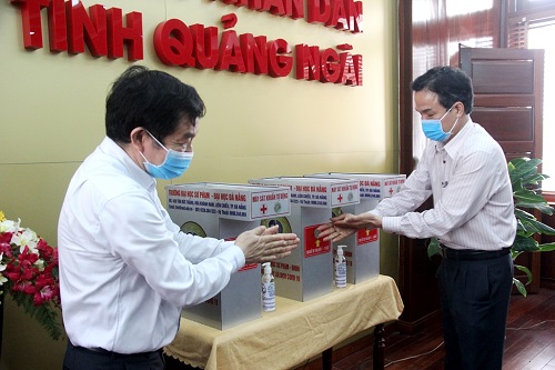 Trường Đại học Sư phạm- Đại học Đà Nẵng tặng Quảng Ngãi 07 máy rửa tay tự động
