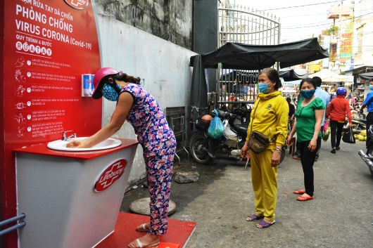 Tỉnh đoàn Quảng Ngãi tặng máy rửa tay sát khuẩn cho Chợ Quảng Ngãi và các chốt kiểm tra y tế